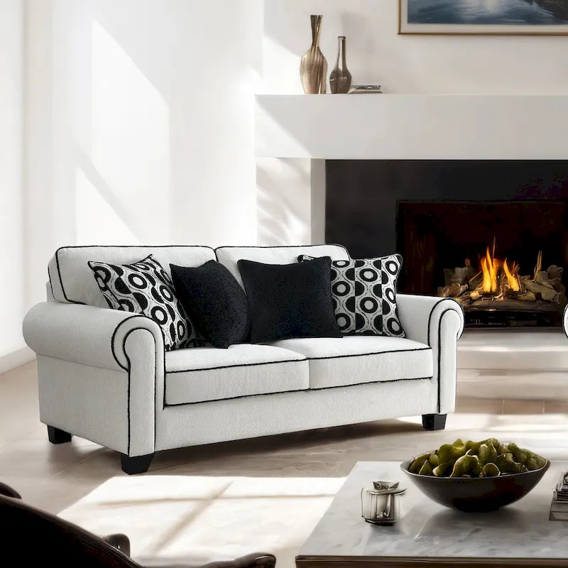 Causeuse en chenille blanche avec coussins décoratifs