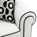 Causeuse en chenille blanche avec coussins décoratifs