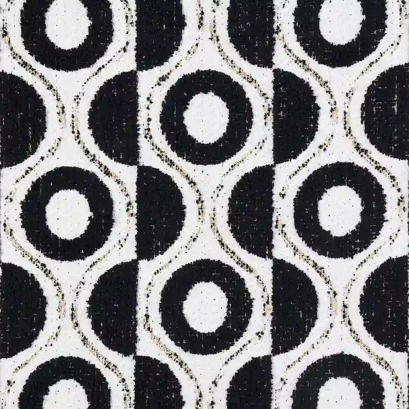 Causeuse en chenille blanche avec coussins décoratifs