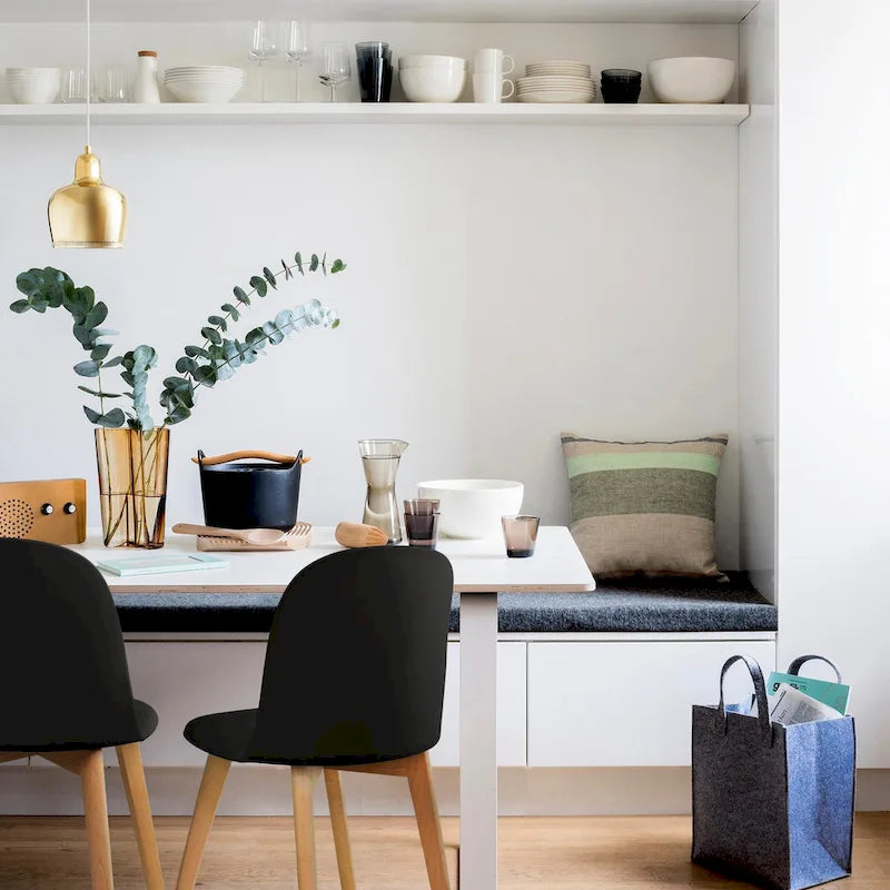 Lot de 2 chaises de salle à manger en plastique avec piètement en bois