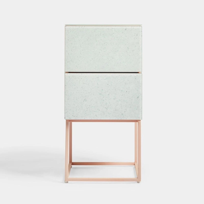Table de chevet à deux tiroirs motif marbre avec plateau en verre trempé