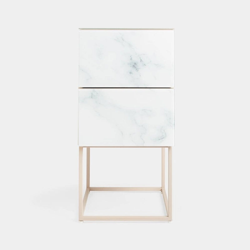 Table de chevet à deux tiroirs motif marbre avec plateau en verre trempé